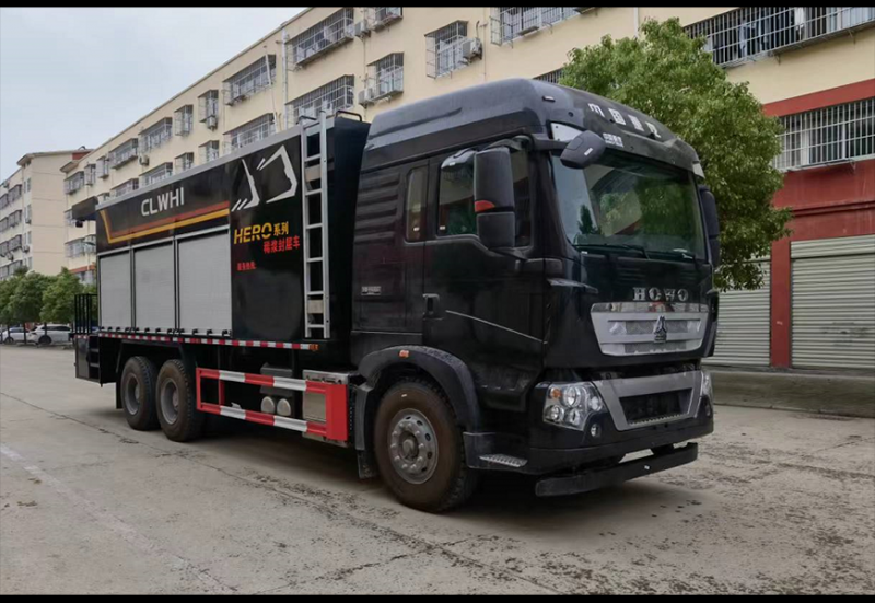 重汽豪沃后双桥公路养护稀浆封层车