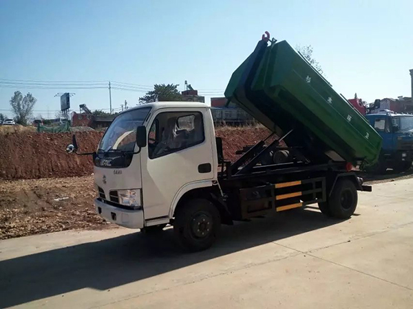 东风4方勾臂垃圾车